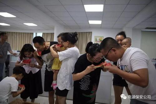 一群群众吃红瓜