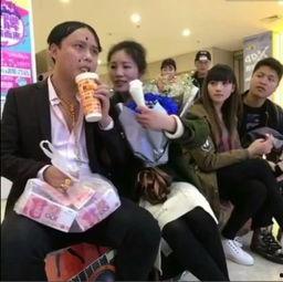 吃瓜群众看到情侣秀恩爱