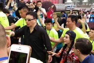 以爱为营吃瓜群众,吃瓜群众的甜蜜围观